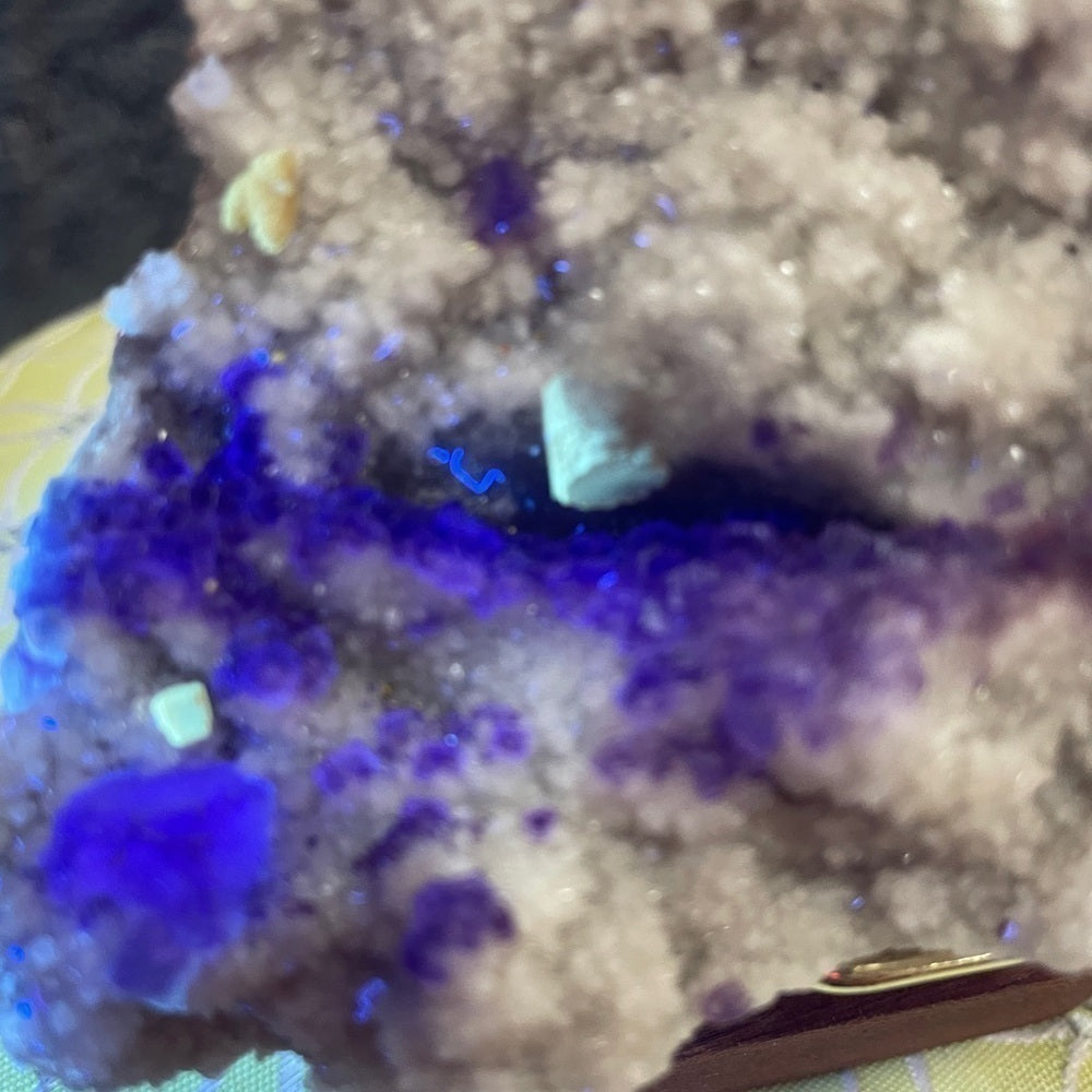Candle quartz w- purple fluorite “river” strong UV 4”x3” deep dark tiny cubes