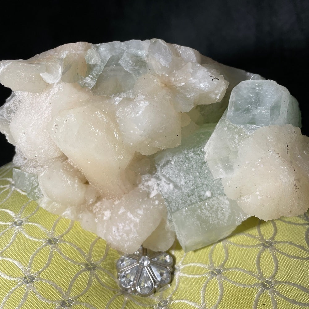 Raw crystal cluster- STILIBITE W/GEEEN FLUORITE 1” CUBES 6”x4” enables creative