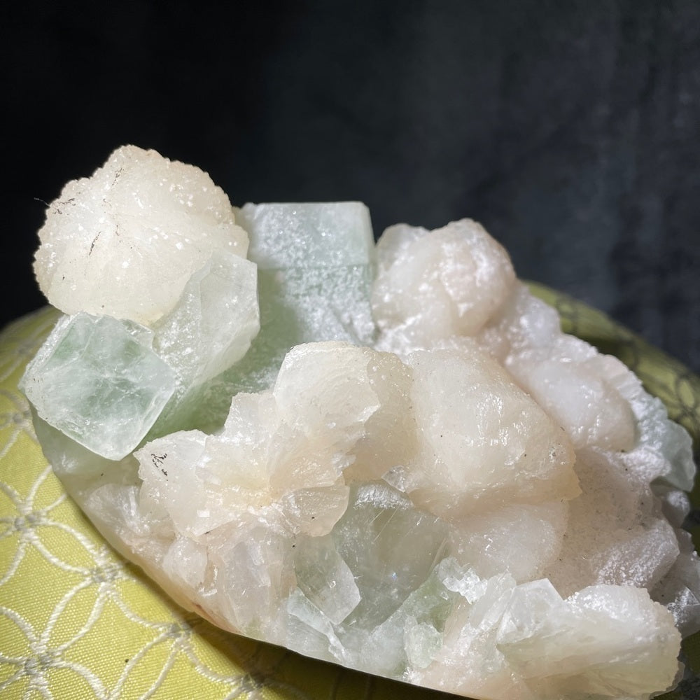 Raw crystal cluster- STILIBITE W/GEEEN FLUORITE 1” CUBES 6”x4” enables creative