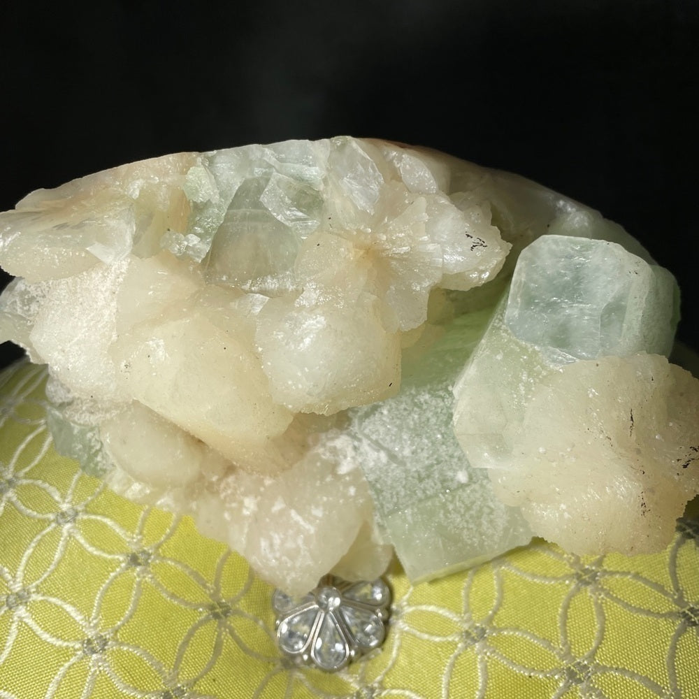 Raw crystal cluster- STILIBITE W/GEEEN FLUORITE 1” CUBES 6”x4” enables creative
